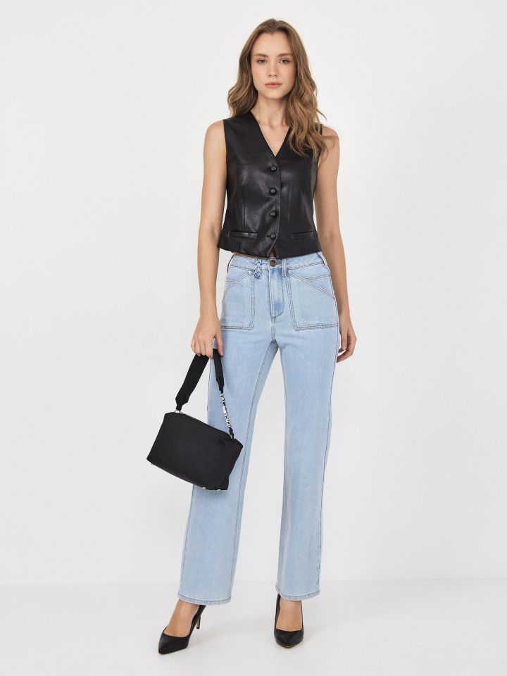 וסט דמוי עור קצר בצבע שחור